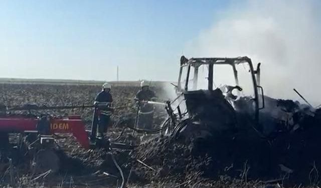 Adana Ceyhan'da Traktör Yangını İtfaiye Müdahalesiyle Söndürüldü