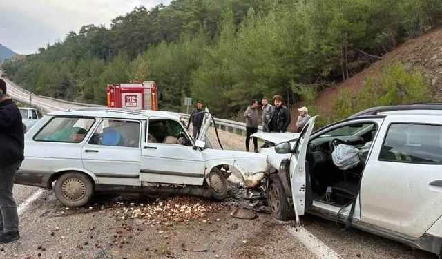 Adana Kozan'da iki otomobil çarpıştı: 1 kişi yaşamını yitirdi, 2 kişi yaralandı