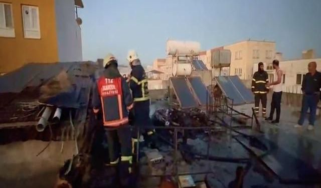Adıyaman Kahta'da 3 Katlı Evde Çıkan Çatı Yangını Söndürüldü