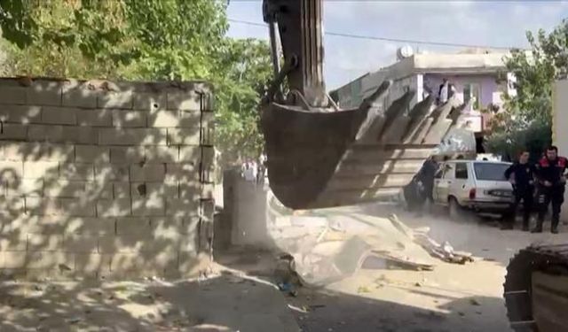Adıyaman'da silahlı çatışma sonrası kaçak yapılar yıkıldı