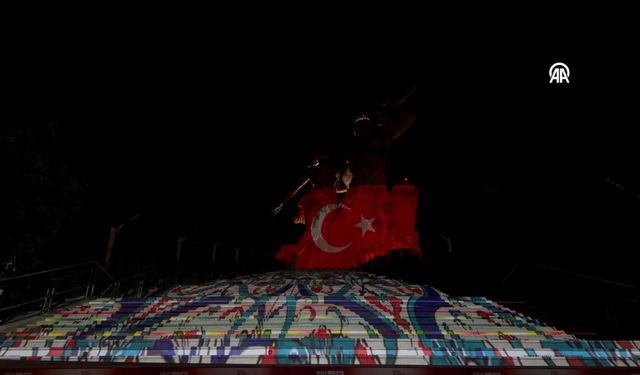 Afrika'nın en yüksek heykeline Türk bayrağı yansıtıldı
