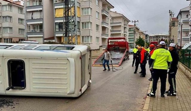 Afyonkarahisar'da minibüs kazasında 16 kişi yaralandı