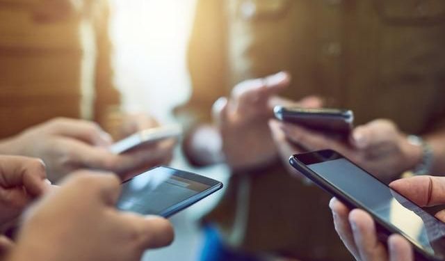Akıllı telefon sevkiyatları 14 yılın en düşük seviyesine geriledi, Apple pazar payını artırdı