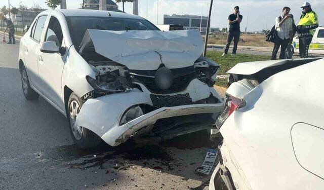 Aksaray'da trafik ışıklarında 4 aracın karıştığı zincirleme kaza