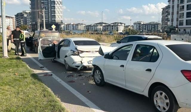 Aksaray'da Trafik Işıklarında 4 Araçlı Zincirleme Kaza