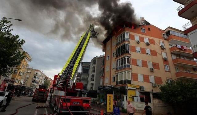 Antalya'da 5 katlı apartmanın çatı katında yangın çıktı