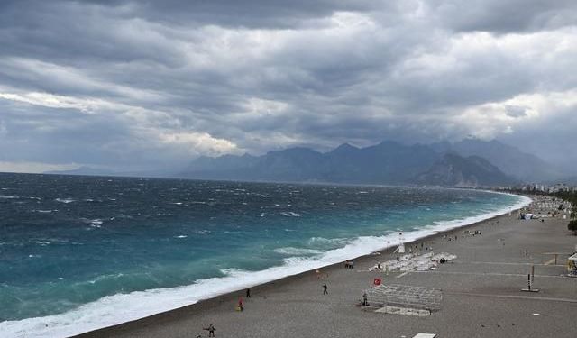 Antalya'da Kuvvetli Rüzgar ve Sağanak Yağış Etkili Oldu
