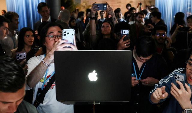 Apple, MacBook Pro serisine ilk dokunmatik ekranlı modeli ekledi