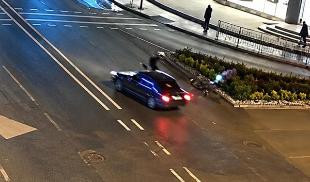 Araç çarpması sonucu camdan içeri giren kişi kameraya yansıdı