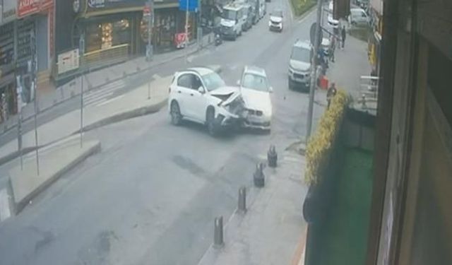 Arnavutköy'de İki Otomobilin Karıştığı Kaza Güvenlik Kamerasına Yansıdı