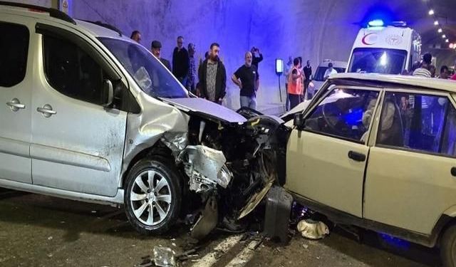 Artvin Yusufeli Tünelinde Hafif Ticari Araç ile Otomobil Çarpıştı: 3 Yaralı