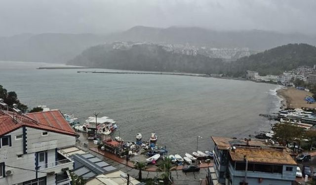 Bartın'da sağanak sonrası deniz suyunun rengi değişti