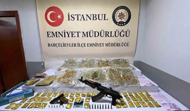 Başakşehir'de düzenlenen operasyonda AK-47 tüfek ve skunk ele geçirildi
