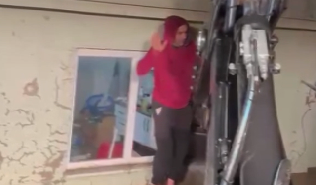 Bekçi kulübesinde sıkışan kişi kepçe yardımıyla kurtarıldı