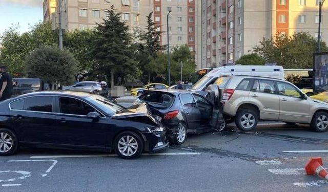 Beşiktaş'ta 5 aracın karıştığı zincirleme kazada 2 kişi yaralandı