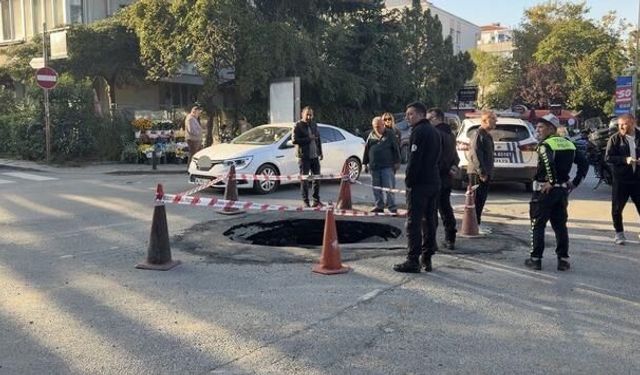 Beşiktaş'ta Zeytinoğlu Caddesi'nde Yol Çökmesi Trafiği Etkiledi