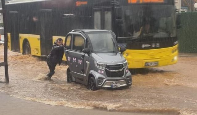 Beykoz'da sağanak sonrası yollar suyla kaplandı, sürücüler araçlarını itmek zorunda kaldı