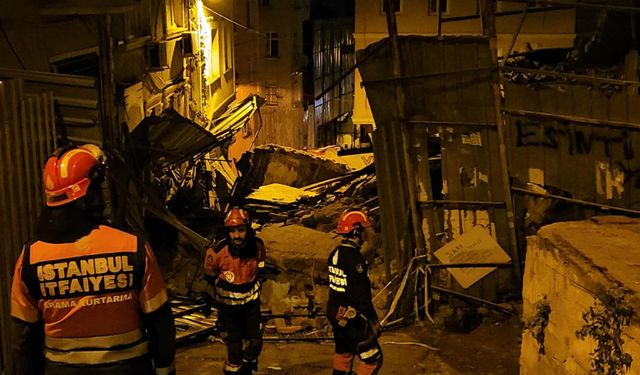 Beyoğlu'nda 5 Katlı Metruk Bina Çöktü, Arama Kurtarma Çalışmaları Yapıldı