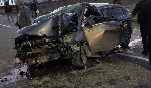 Bingöl Karlıova'da otomobil refüjdeki direğe çarptı, 3 kişi yaralandı