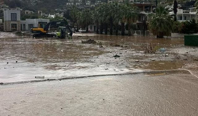 Bodrum'da Sağanak Sonrası İş Yerleri ve Yollar Su Altında Kaldı
