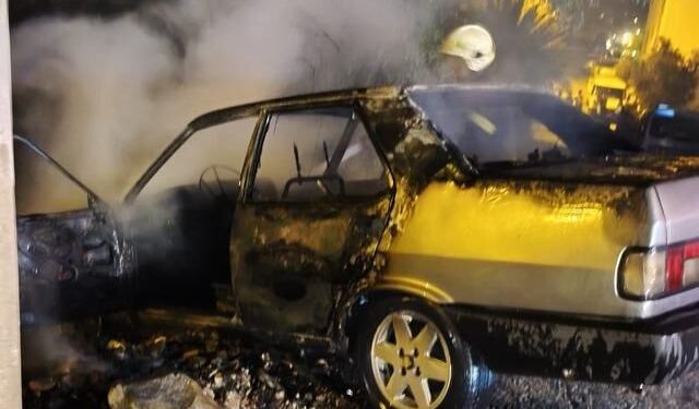 Bodrum'da tek taraflı kazada otomobilin motor kısmı yandı