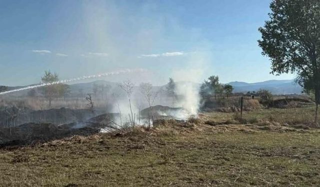Bolu Dörtdivan'da Boş Arazide Ot Yangını Kontrol Altına Alındı