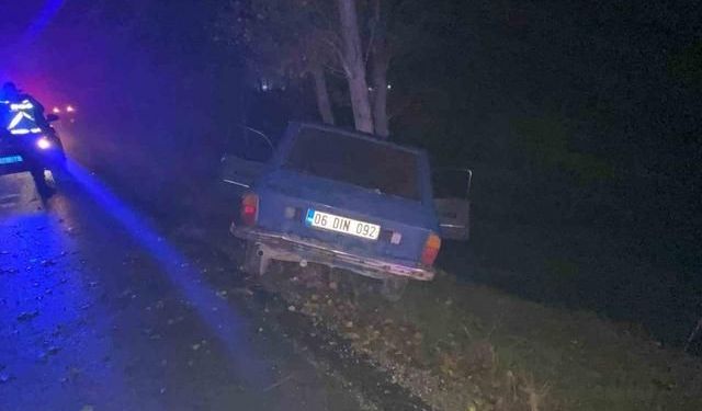 Bolu Mudurnu'da kontrolden çıkan otomobil ağaca çarptı: 1'i ağır 2 yaralı