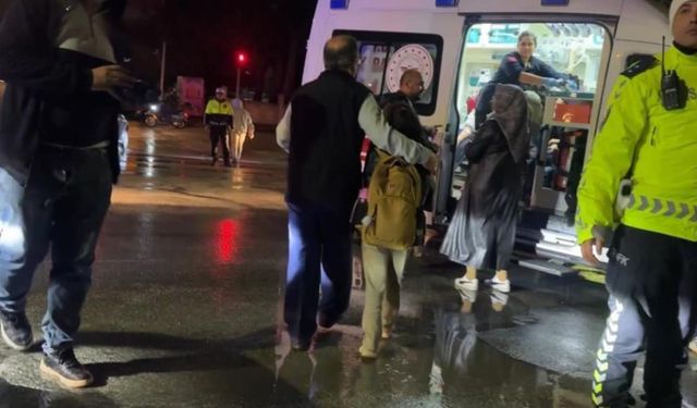Burdur'da öğrenci servisi ile otomobil çarpıştı, 12 öğrenci hafif yaralandı