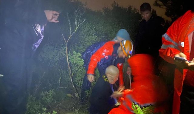 Bursa Gemlik'te mahsur kalan yaşlı çift jandarma tarafından sırtında taşındı