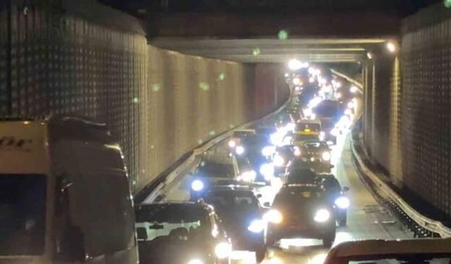 Bursa'da bariyerlere çarpan araçtaki 2 kişi yaralandı