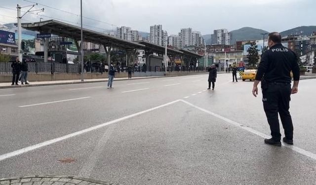 Bursa'da Çocuğunu Göremeyen Kadın Trafiği Kilitleyip Bıçağıyla İkna Edildi
