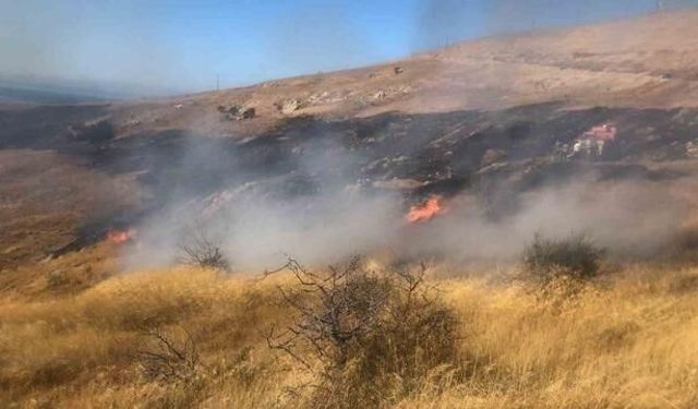 Çanakkale Bozcaada'da Otluk Alanda Yangın Kontrol Altına Alındı