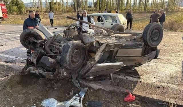 Çorum İskilip'te İki Otomobil Çarpıştı: 5'i Aynı Aileden 7 Kişi Yaralandı