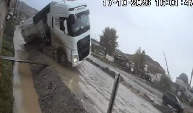 Çorum'da taş yüklü tır kanala devrildi