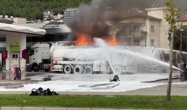Denizli'de akaryakıt istasyonunda yakıt boşaltan tanker patladı