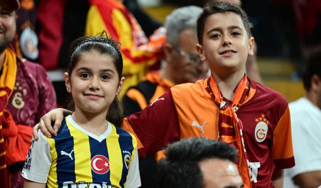 Derbide Galatasaraylı baba ile Fenerbahçeli kızın birlikte maç izlemesi dikkat çekti