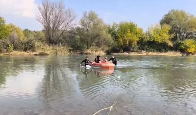 Dicle Nehri kıyısında mahsur kalan iki kişi itfaiye tarafından kurtarıldı