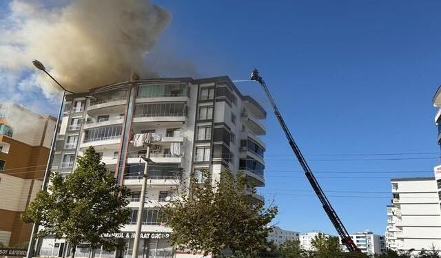 Diyarbakır'da 8 Katlı Binanın Çatısında Çıkan Yangında 7 Kişi Kurtarıldı