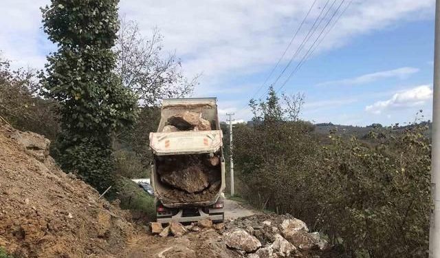 Düzce Çamlısu Köyü Yolundaki Kayma Sorunu Taş Tahkimatıyla Giderildi