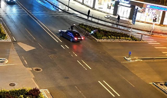 Düzce'de motosiklet sürücüsü otomobilin ön camından içeri girerek yaralandı
