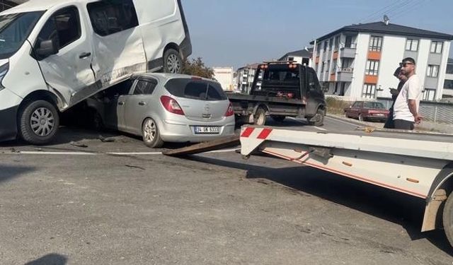 Düzce'de otomobil ve minibüsün çarpışması sonucu 3 kişi yaralandı