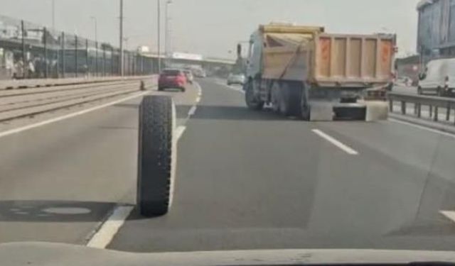 E-5 Karayolu'nda Seyreden Kamyonun İki Tekerleği Koptu