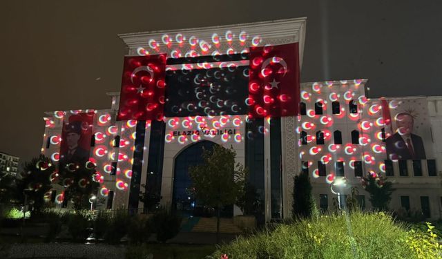 Elazığ Valiliği'nden 29 Ekim'e özel ay yıldızlı ışık gösterisi