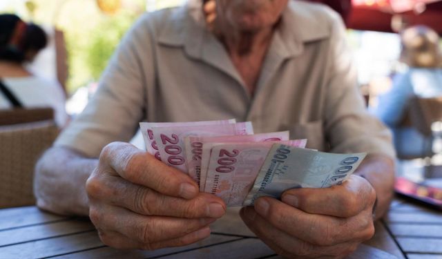 Emekli Maaşlarında İyileştirme İçin İki Alternatif Üzerinde Duruluyor