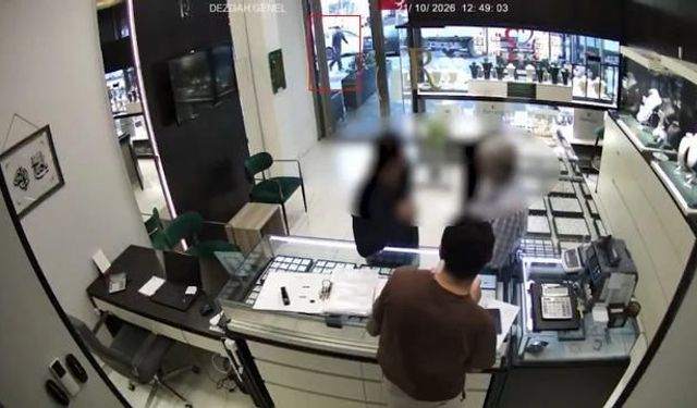 Esenyurt'ta kuyumcuda silahlı saldırı anları kamerada