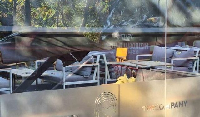 Eskişehir'de 6 katlı binadan kopan malzemeler kahve dükkanının tentesine zarar verdi