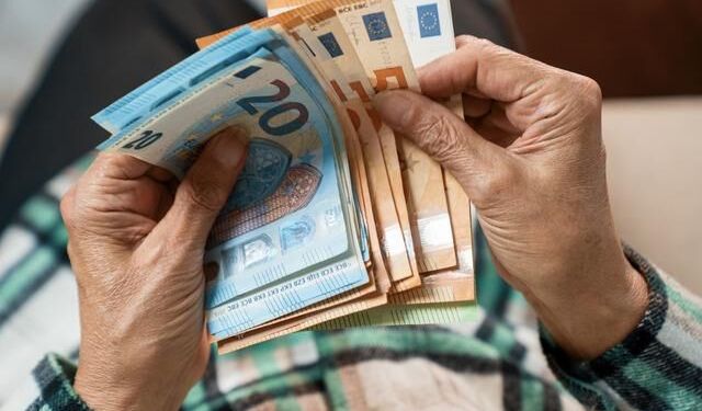 Euro, Avrupa enerji krizinin etkisiyle 17 ayın en düşük seviyesine indi