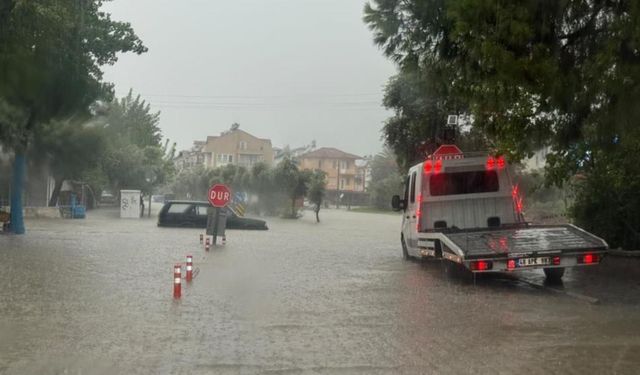 Fethiye'de etkili sağanak nedeniyle yollar su altında kaldı