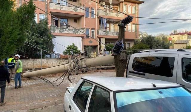 Gazipaşa'da devrilen elektrik direği park halindeki araca zarar verdi