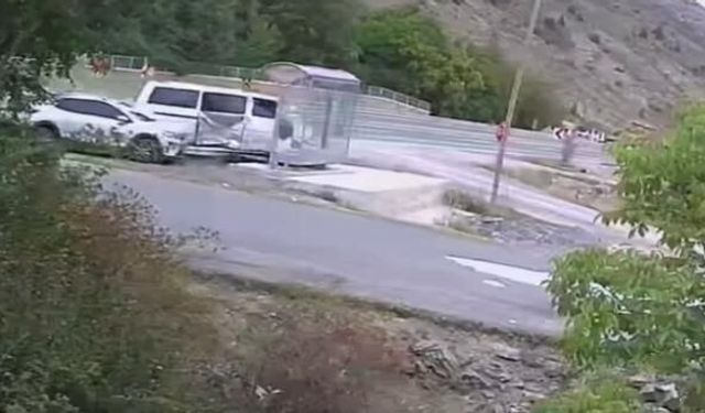 Gümüşhane'de kavşakta minibüs ve otomobil çarpıştı, 4 kişi yaralandı